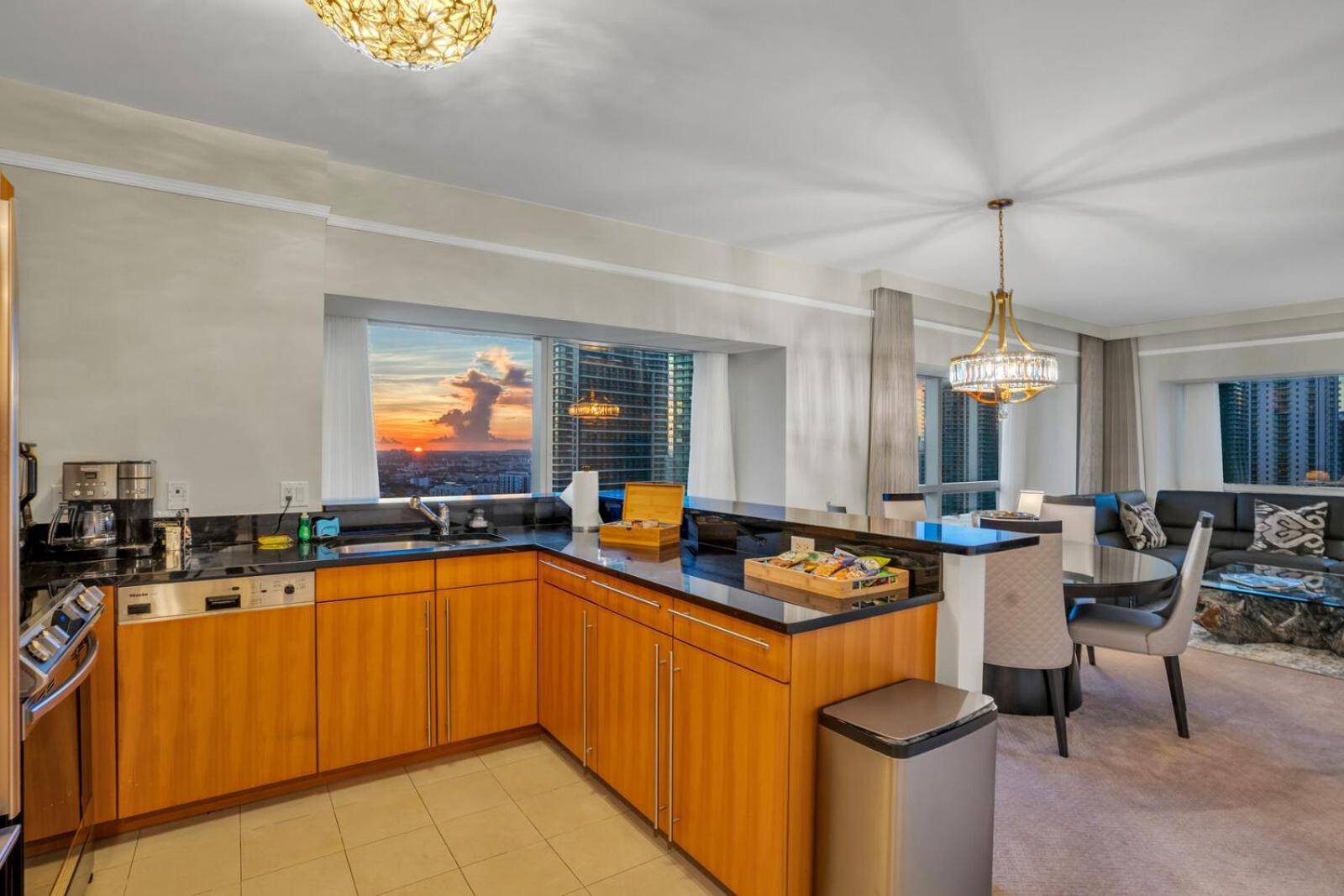 2 Bedroom Or King Studio Suites Four Seasons Hotel Miami Free Wi-Fi & Free Parking Номер фото